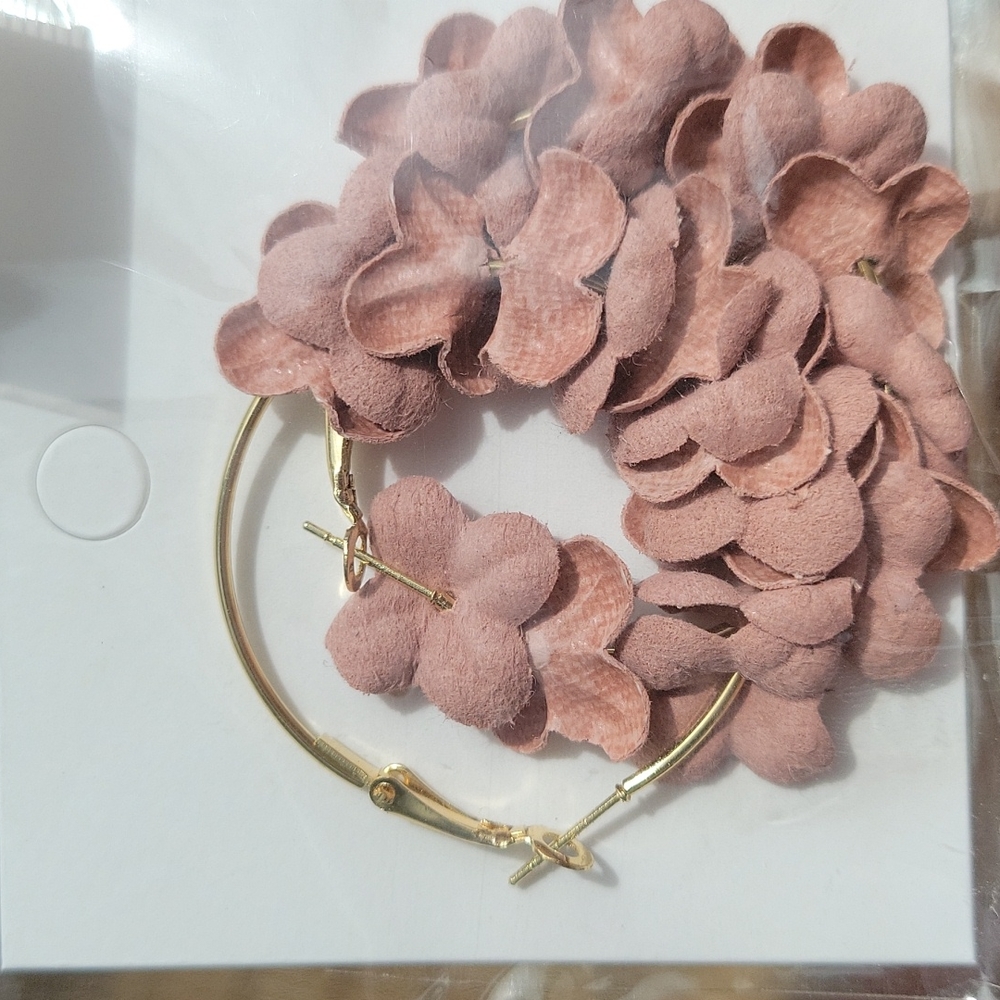 Pink flower hoop earrings - Picture 2 of 4